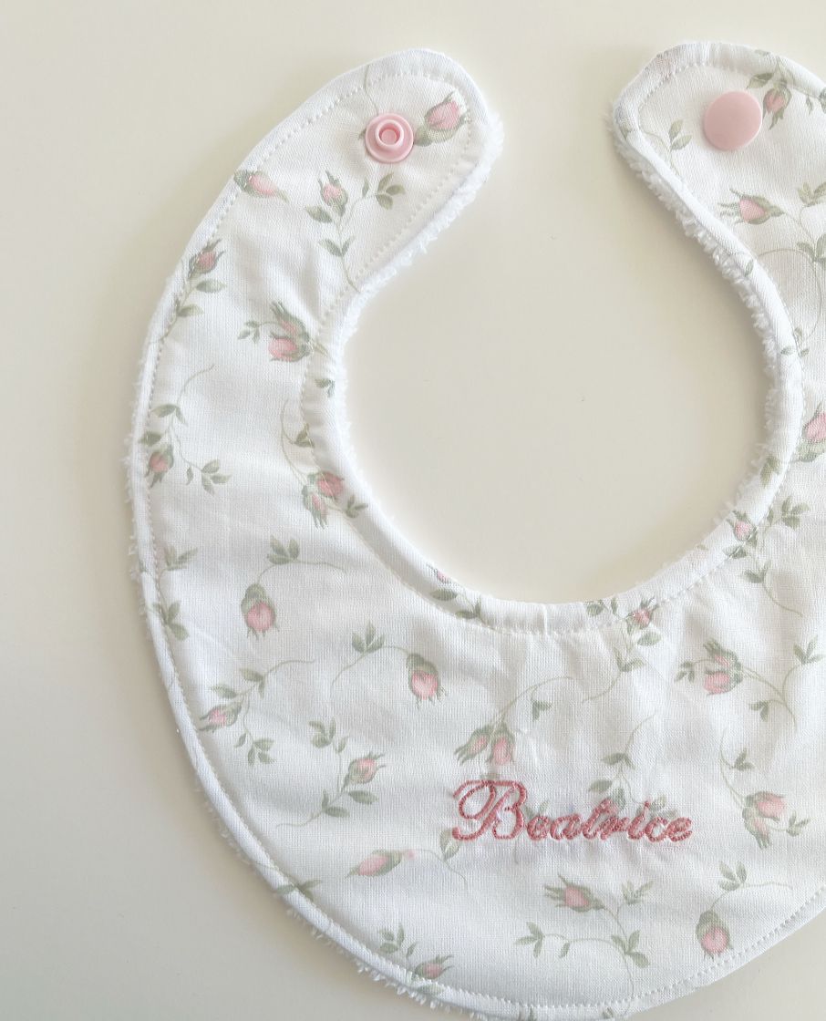 Bavaglino in cotone “BOCCIOLI” con retro in spugna di bamboo e ricamo