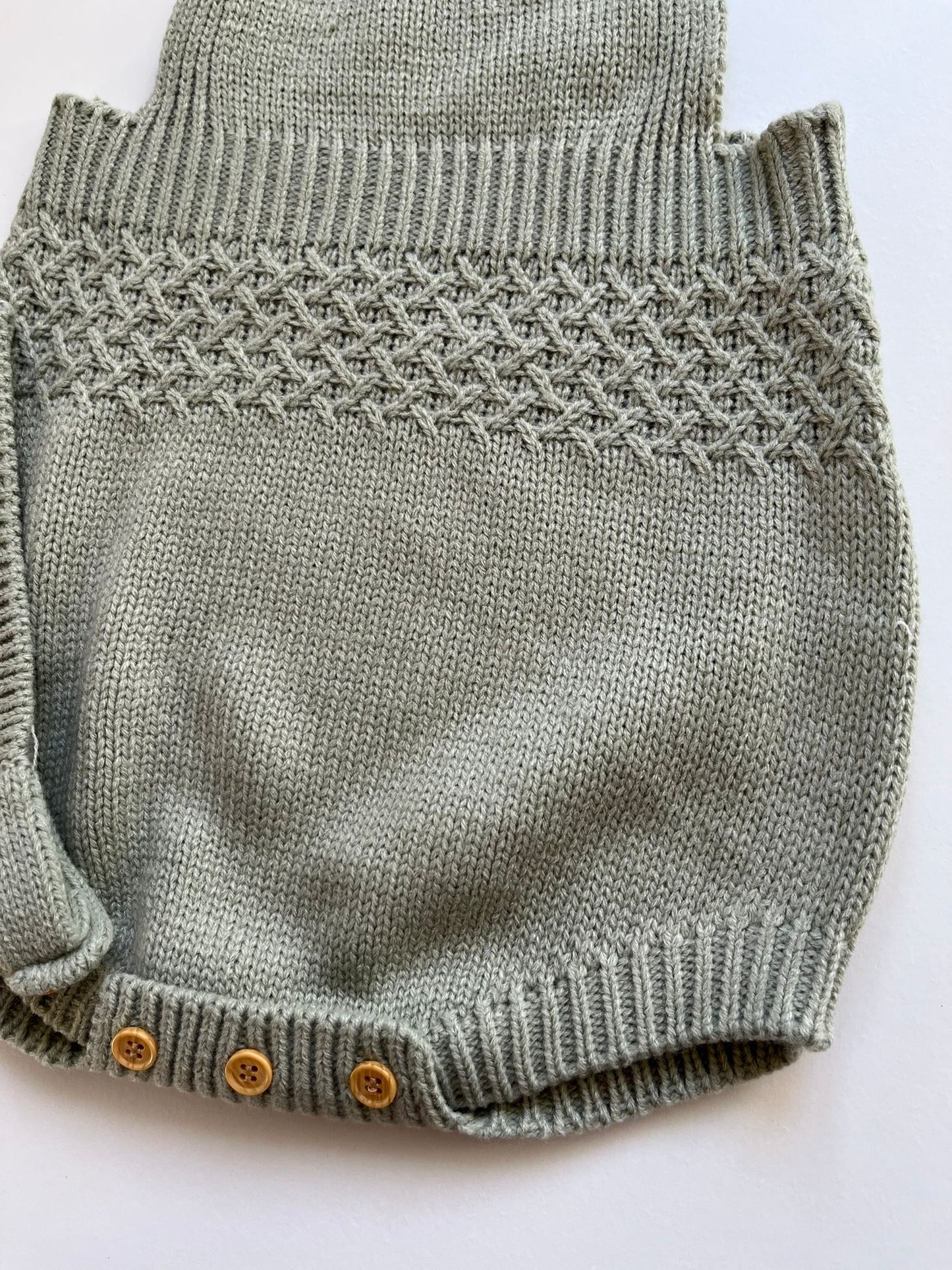 Salopette in lana con cuffietta verde salvia