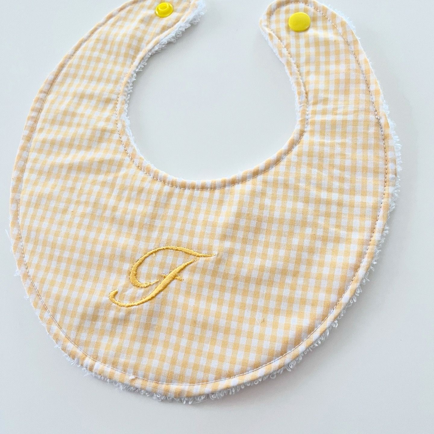 Bavaglino con bottone vichy con ricamo