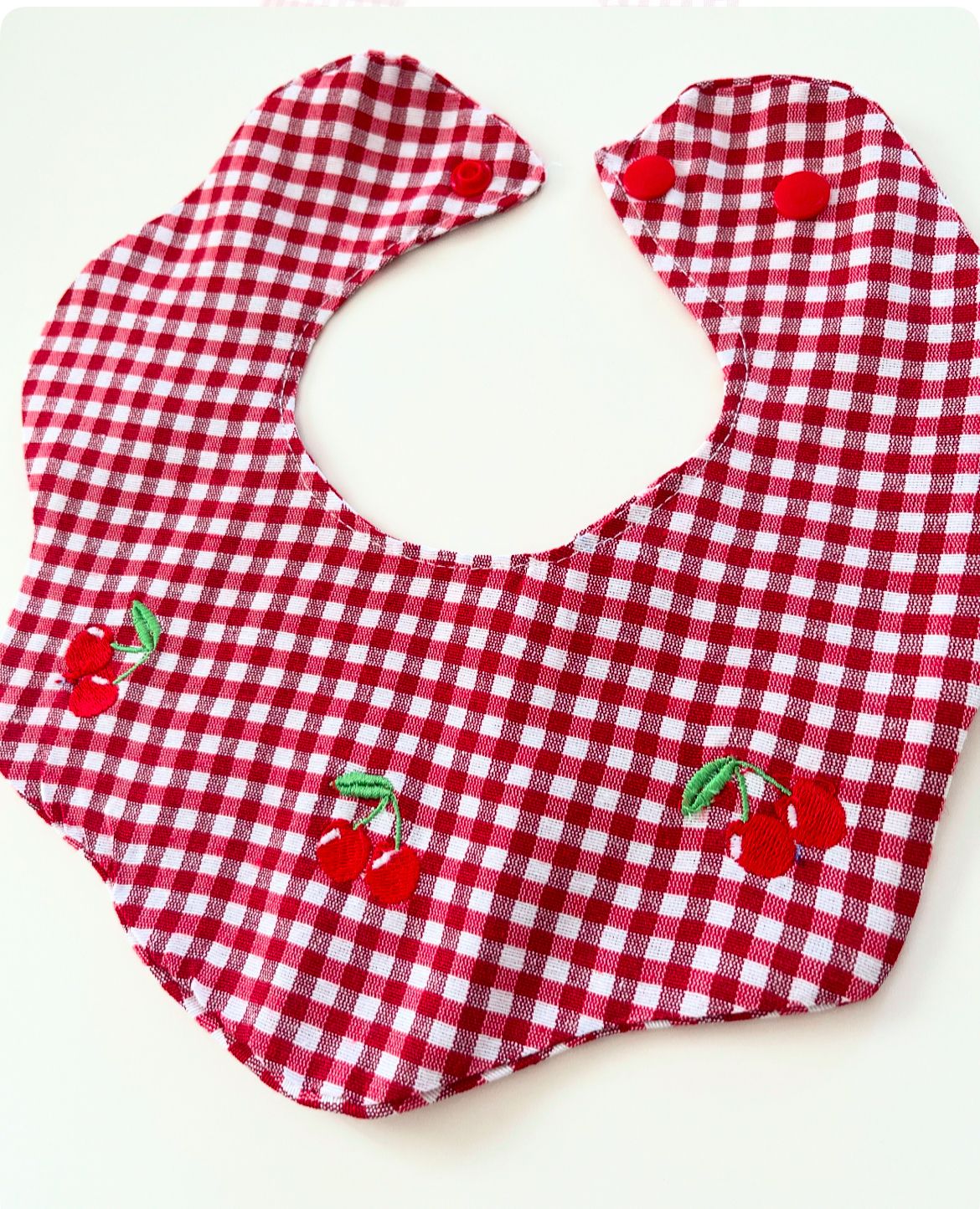 Bavaglino in cotone vichy con ricamo ciliegie rosso