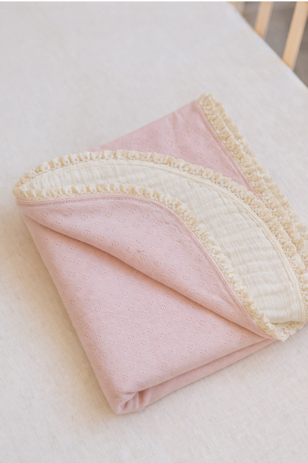 Copertina in jersey pointoille 100% cotone e mussola con bordino rosa