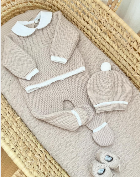 Completino con cappellino ponpon