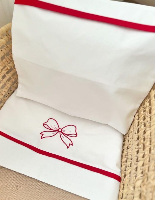 Set lenzuola con bordo in rosso e fiocco ricamo