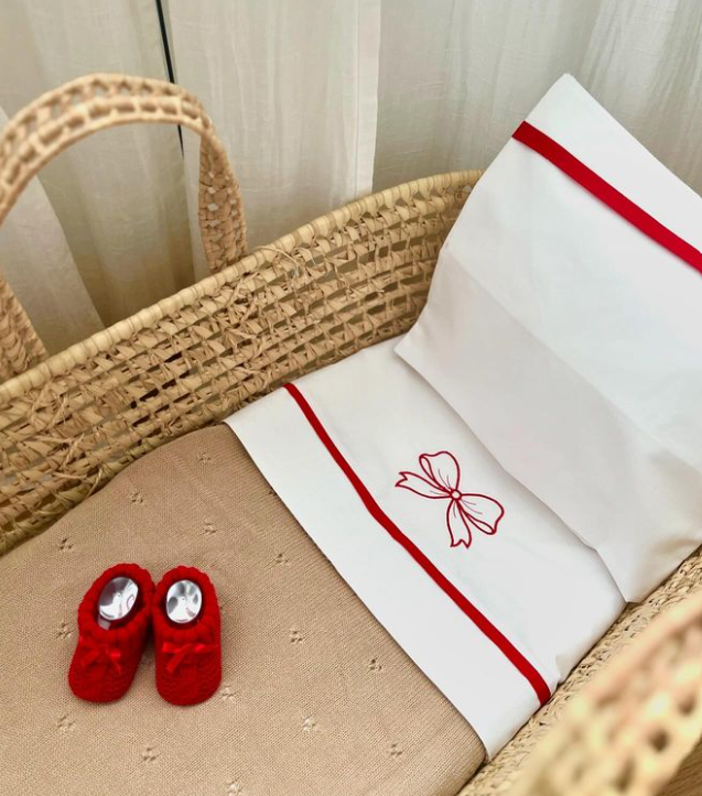 Set lenzuola con bordo in rosso e fiocco ricamo