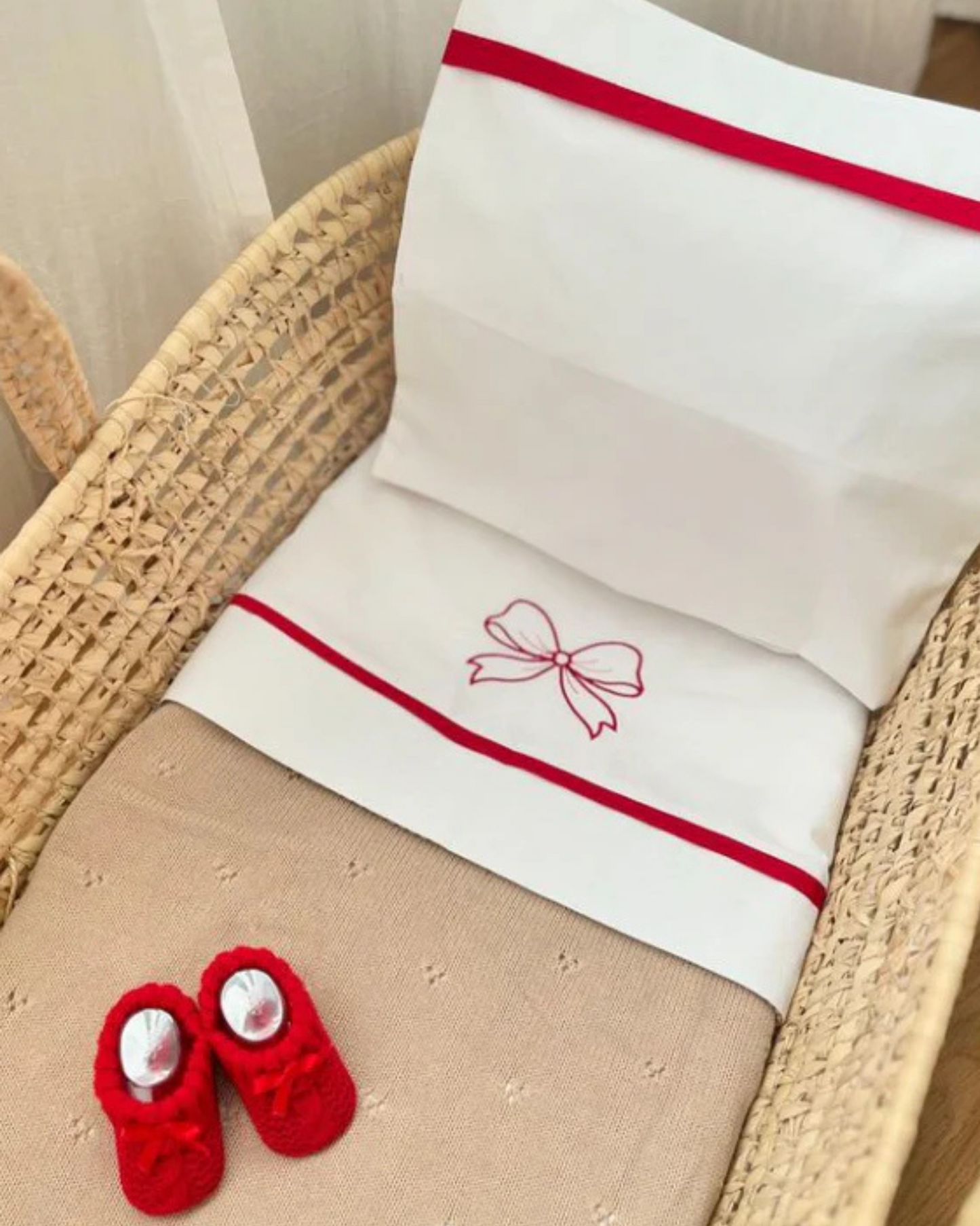 Set lenzuola con bordo in rosso e fiocco ricamo