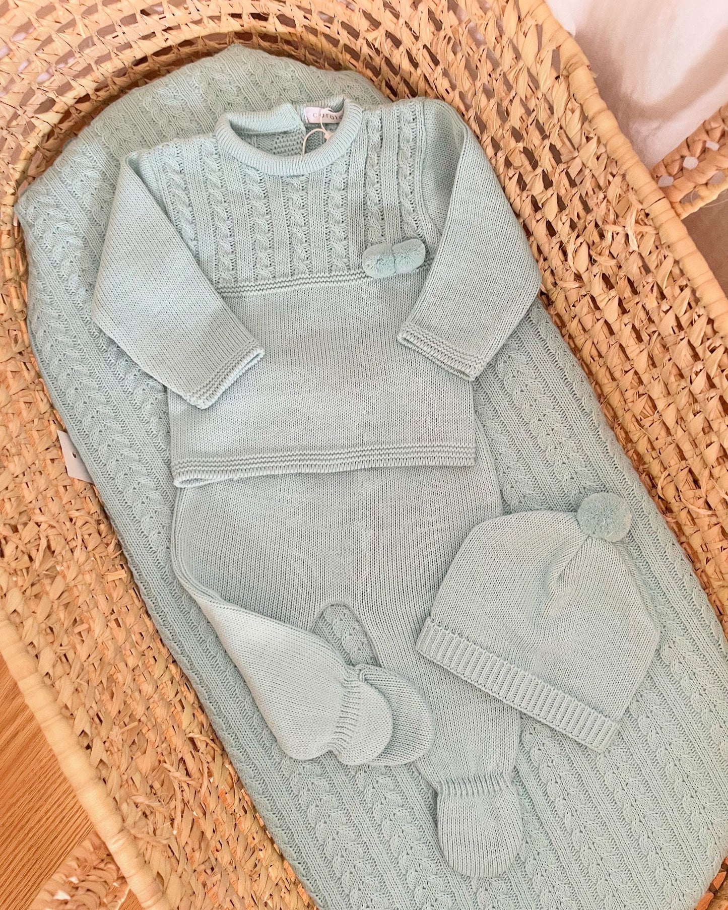 Completino con cappellino ponpon