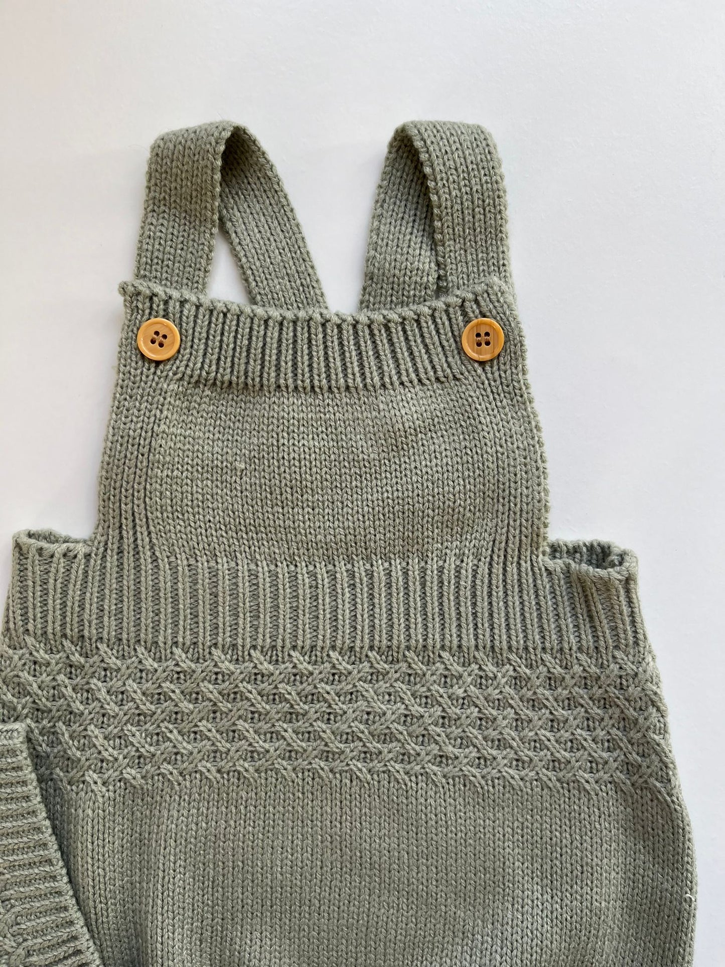 Salopette in lana con cuffietta verde salvia