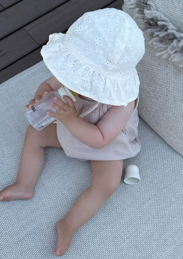 Cappellino volant con laccetti in cotone sangallo