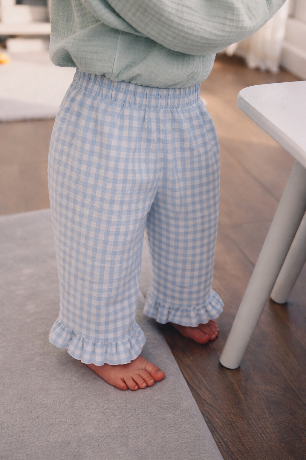 Pantaloni con volant in vichy per bimba