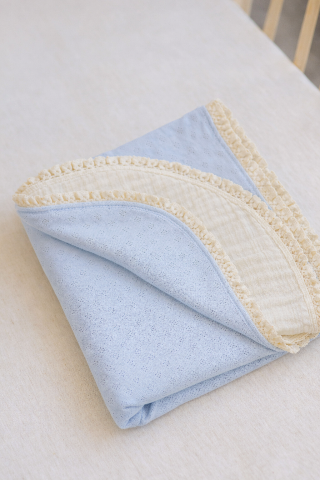 Copertina in jersey pointoille 100% cotone e mussola con bordino azzurra