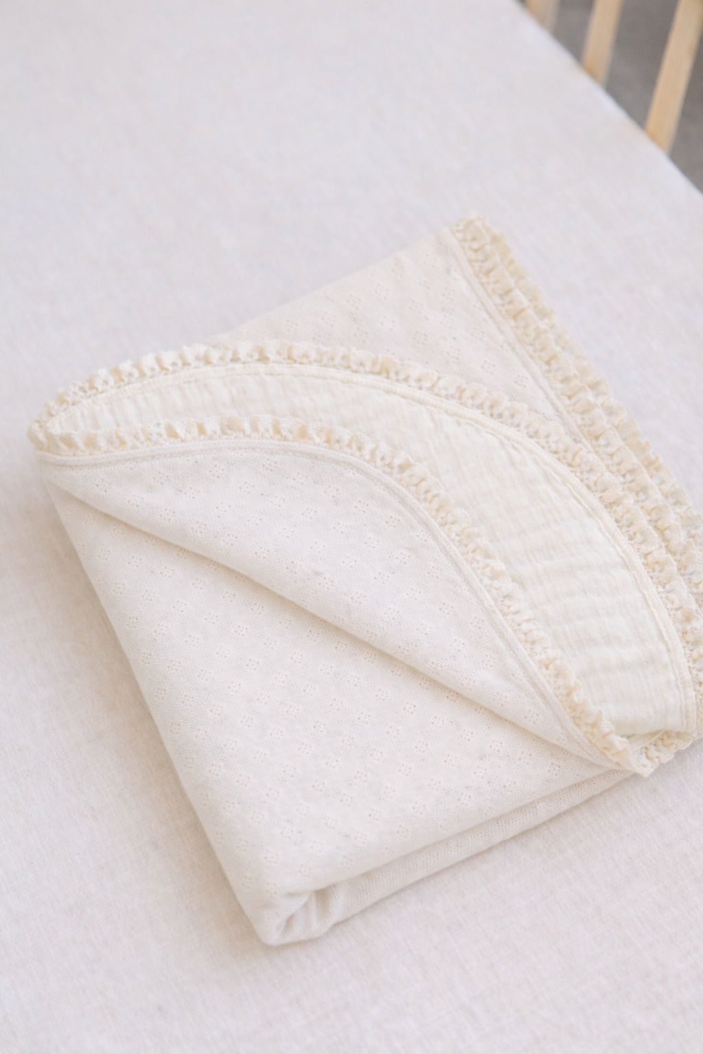 Copertina in jersey pointoille 100% cotone e mussola con bordino avorio