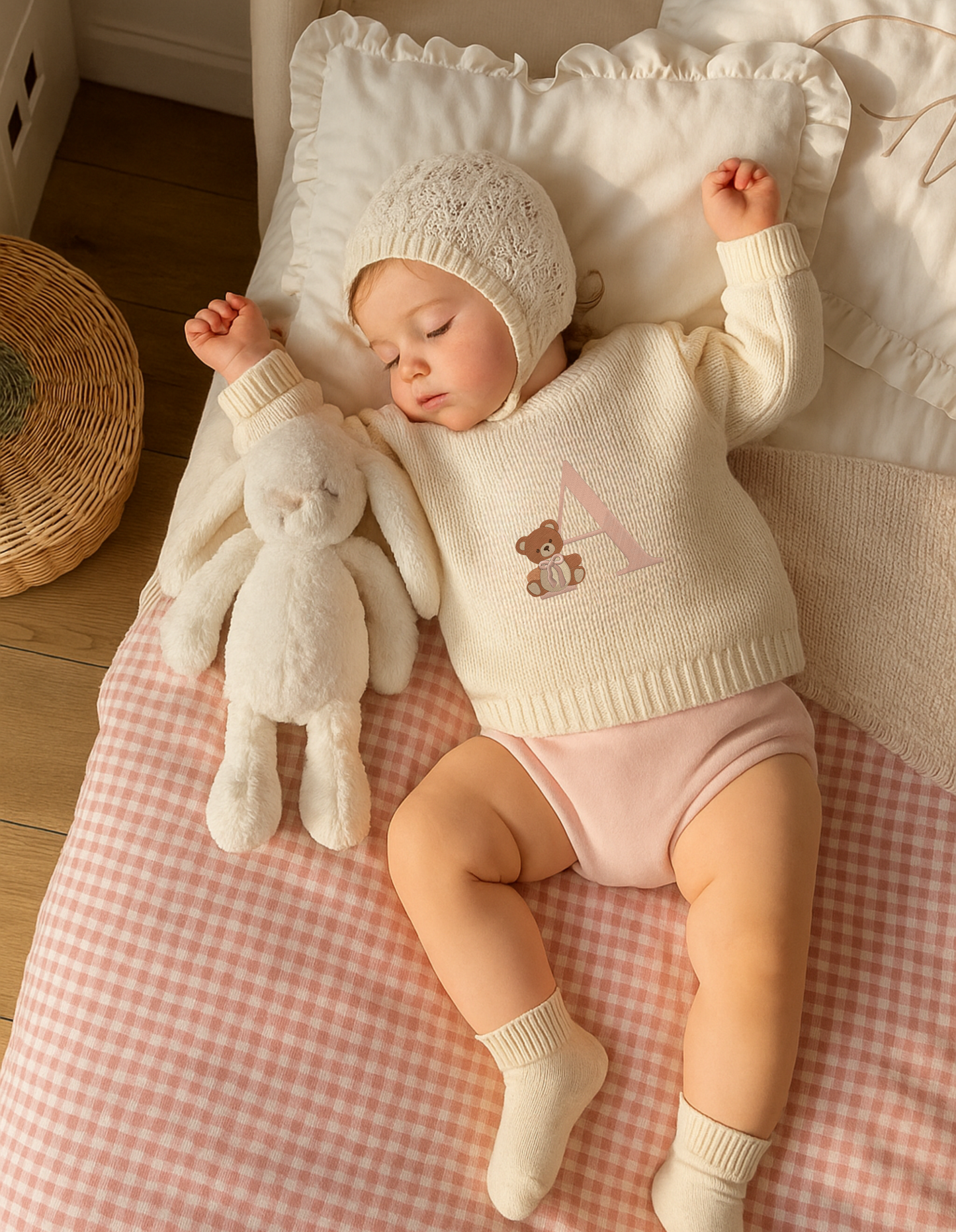 Maglioncino con ricamo lettera teddy