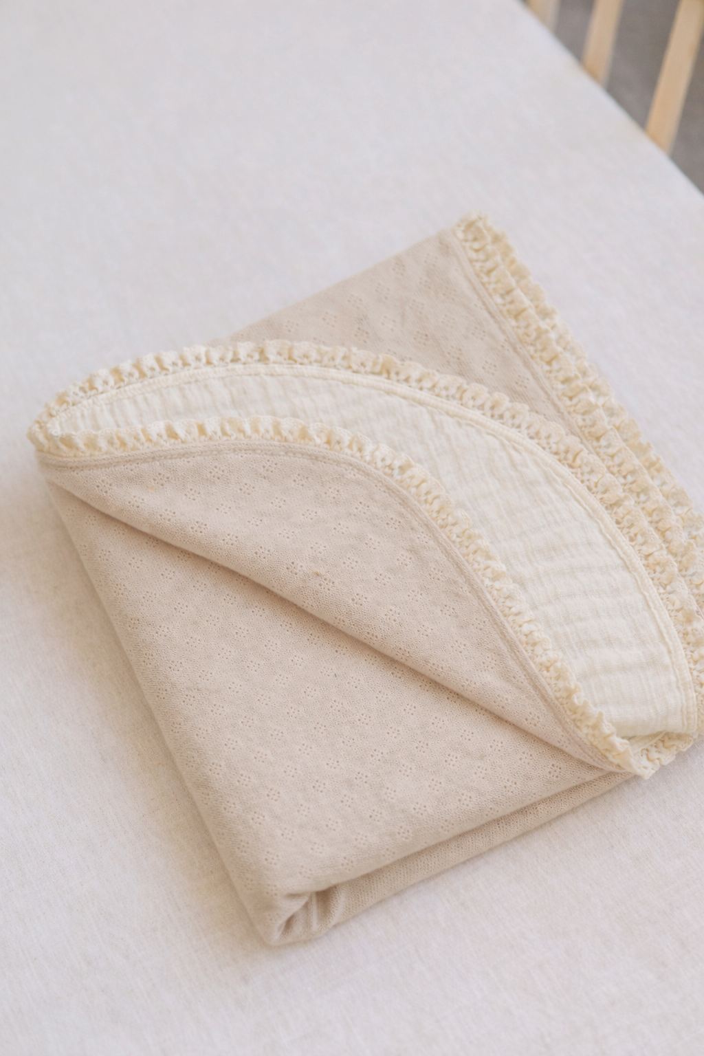 Copertina in jersey pointoille 100% cotone e mussola con bordino beige